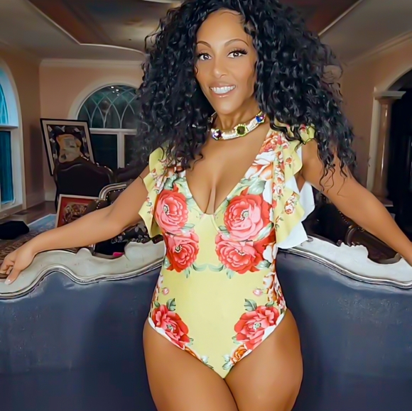 Callie Chartreuse: Red Peony Floral Print Ruffle Cap Sleeve Retro Swimsuit - Picture 4 of 17